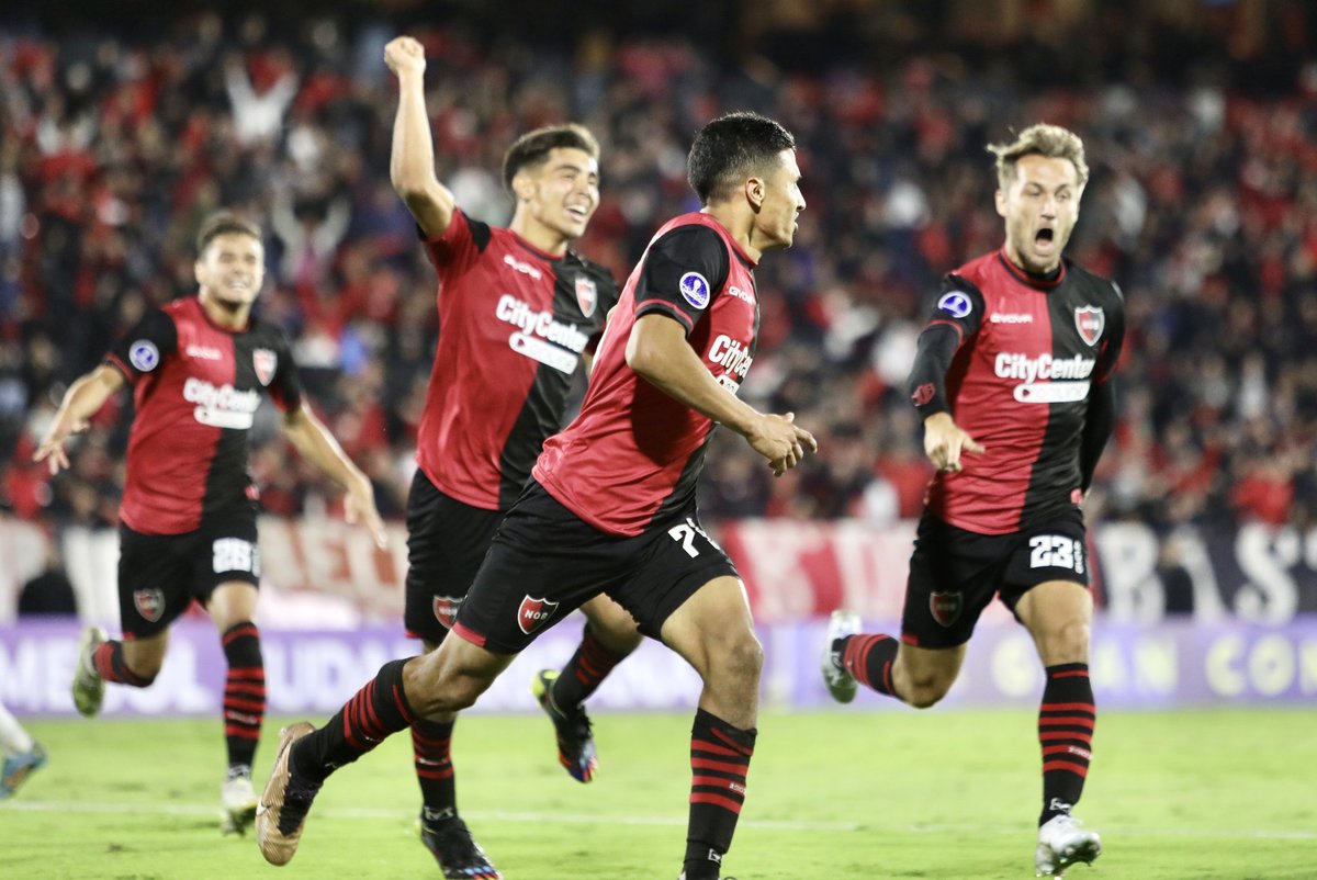 larevancharecor's tweet photo. #CSud ✅ VICTORIA DE LA LEPRA EN ROSARIO
#GrupoE #Fecha3

#Newells🇦🇷 1 🆚  0 #Santos🇧🇷

⚽ 84' I. Gomez;

🏟️ Marcelo Bielsa 🇦🇷
📸 (NOB)

#CopaSudamericana #Sudamericana https://t.co/cJAOdq8Oln