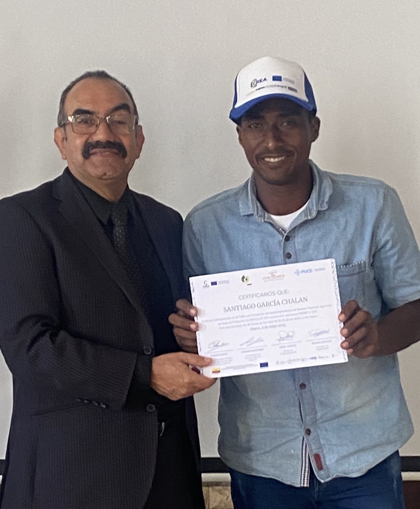 rikoltoLA's tweet photo. 📢🇪🇨 Cerca de 40 implementadores de aguacate recibieron sus diplomas tras cinco jornadas de 8 horas cada una en formación Global GAP. El curso que permitirá a los asistentes replicar en sus fincas buenas prácticas y mejorar la calidad de su gestión.

👀⤵️ https://t.co/LW1m5yC9YE