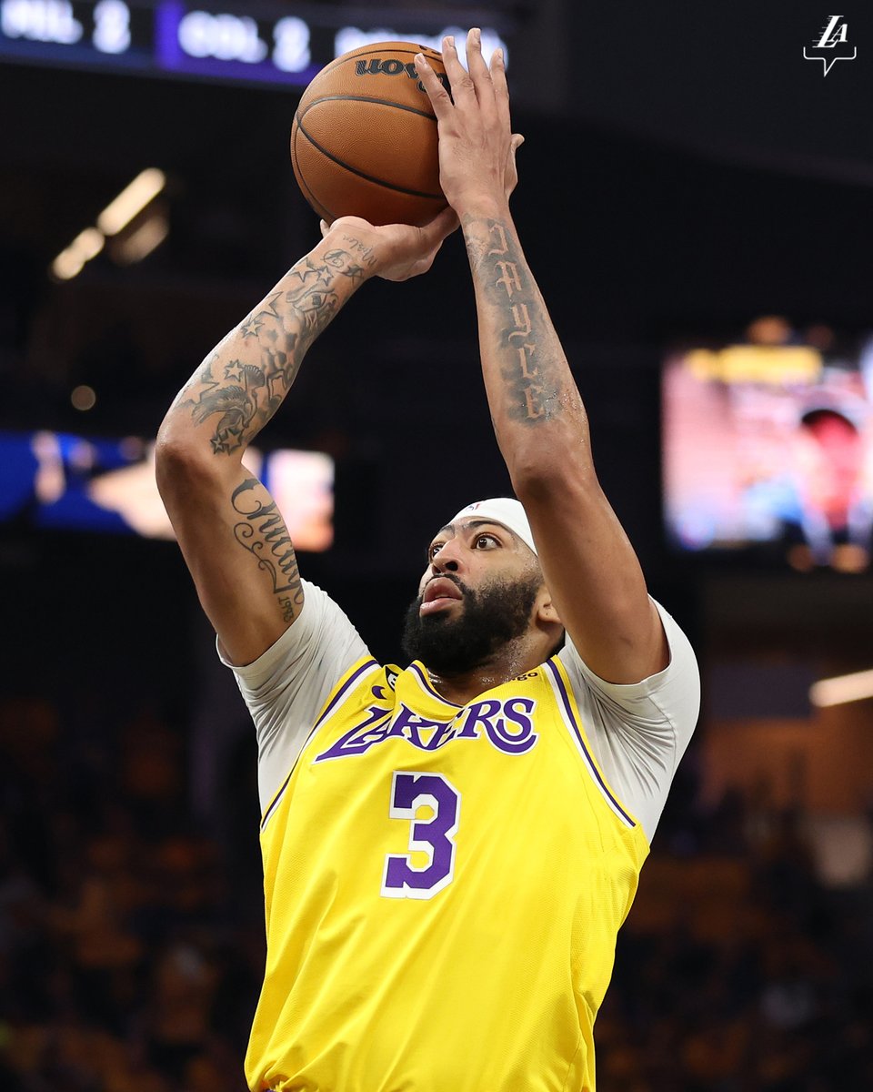 Lakers's tweet photo. 23 points, 11 boards, &amp; 2 blocks at the half for the Brow. https://t.co/NDCNeEYaE3