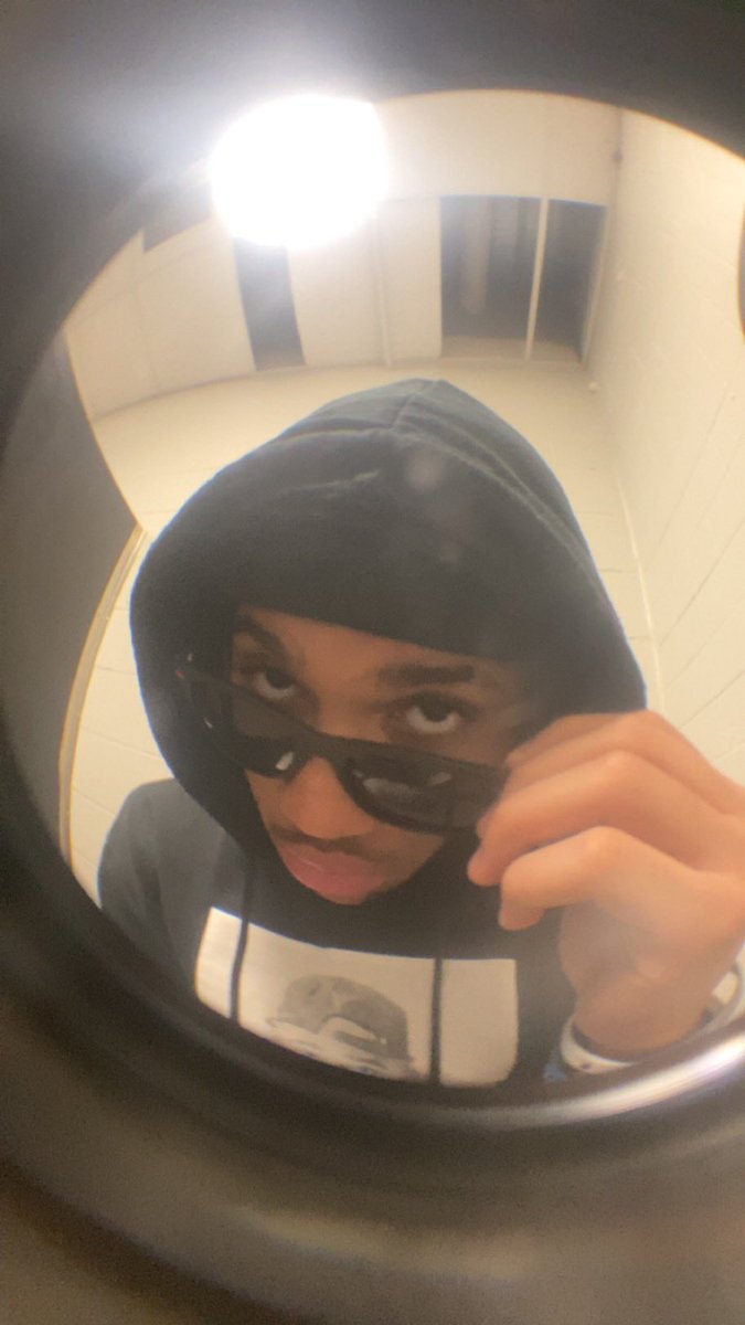 jaaynot's tweet photo. Live footage of the man suspected to be 100% in your gfs ft log dropping 4 fat turds in a beat up school bathroom #school https://t.co/nOueXRsmYn