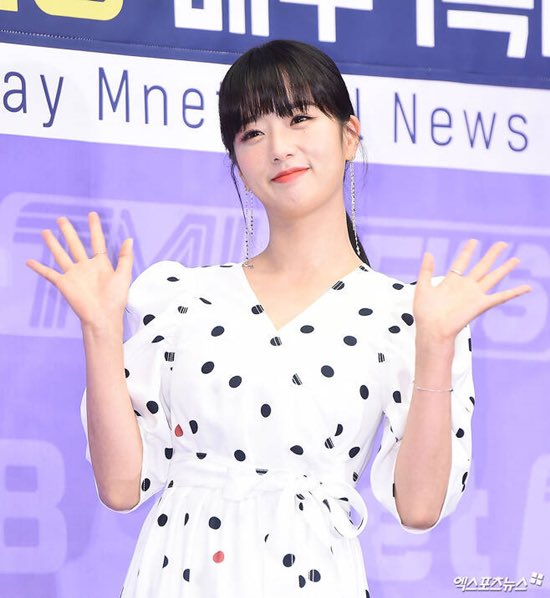 [단독] #윤보미, '눈물의 여왕' 합류…김수현·김지원과 호흡 

v.daum.net/v/202305031213…

윤보미는 극중 재벌 3세 김지원(홍해인 역)의 비서 '나 비서' 역을 맡는다. 외적으로는 도도해 보이지만 알고 보면 통통 튀는 밝은 내면을 지닌 반전 캐릭터다. 김지원과의 케미가 기대되는 인물이다

🐥❤️