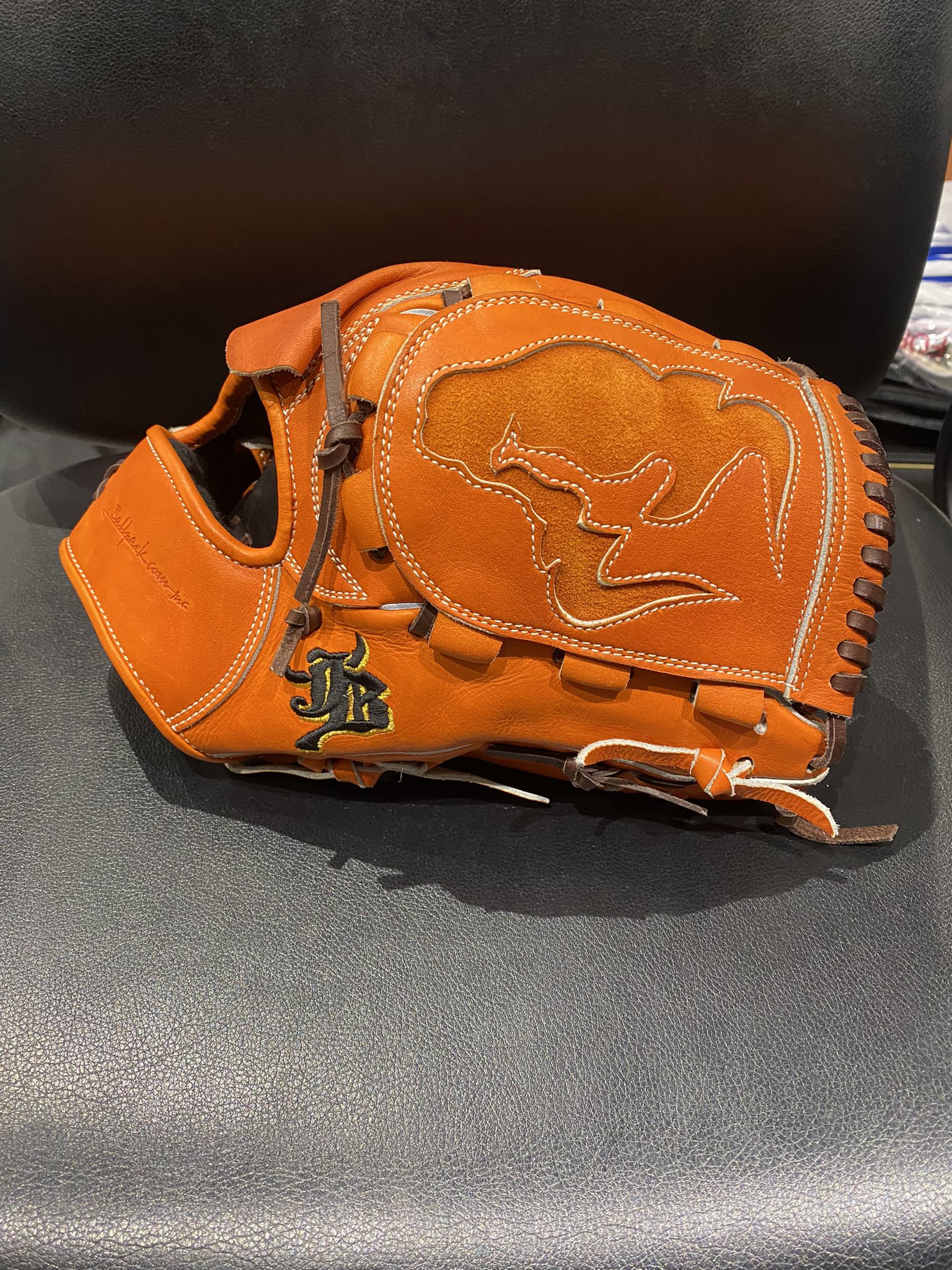 Trevor Bauer (トレバー・バウアー) on X: I will be using this glove today. As a  reminder, I will sign it and raffle it to a member of my fan club! You can  join