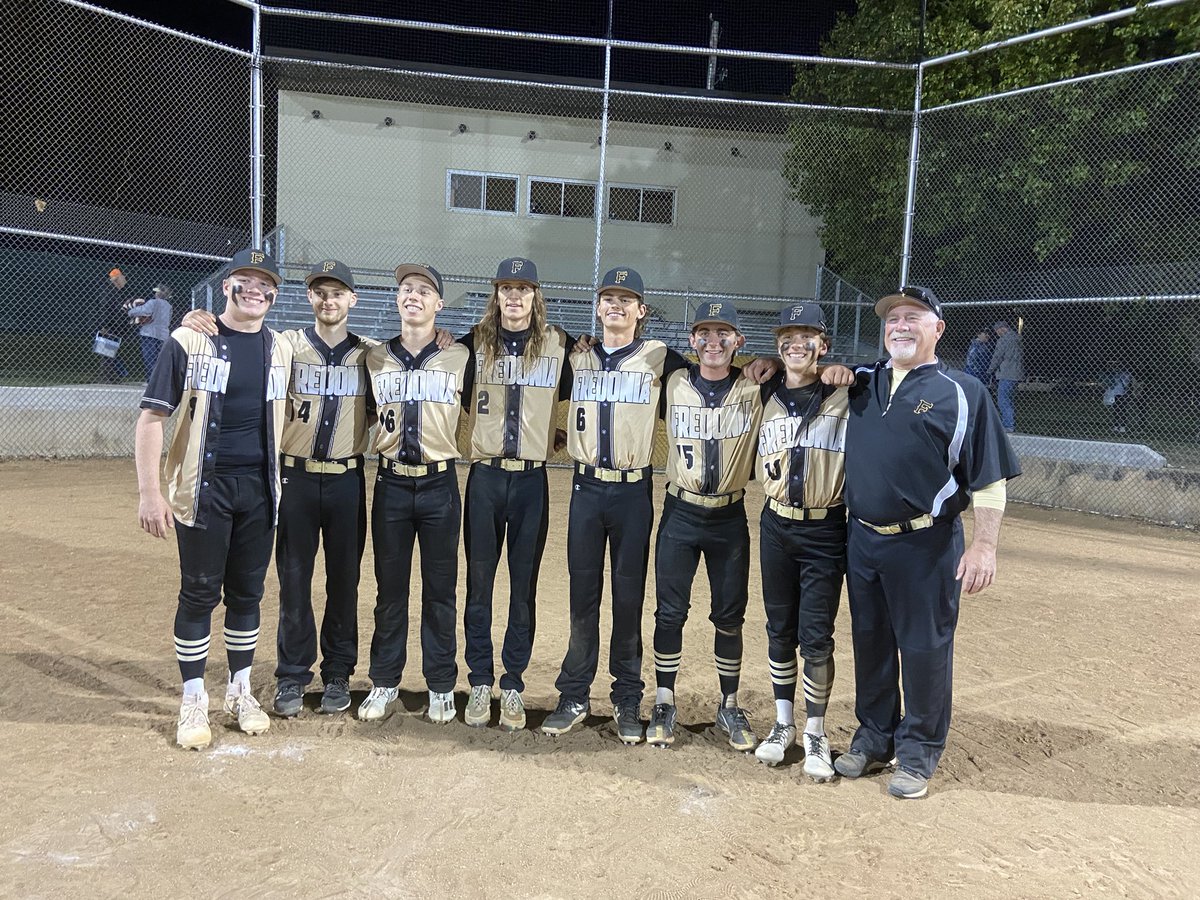 Senior night sweep🧹 and 6 wins in a row!!