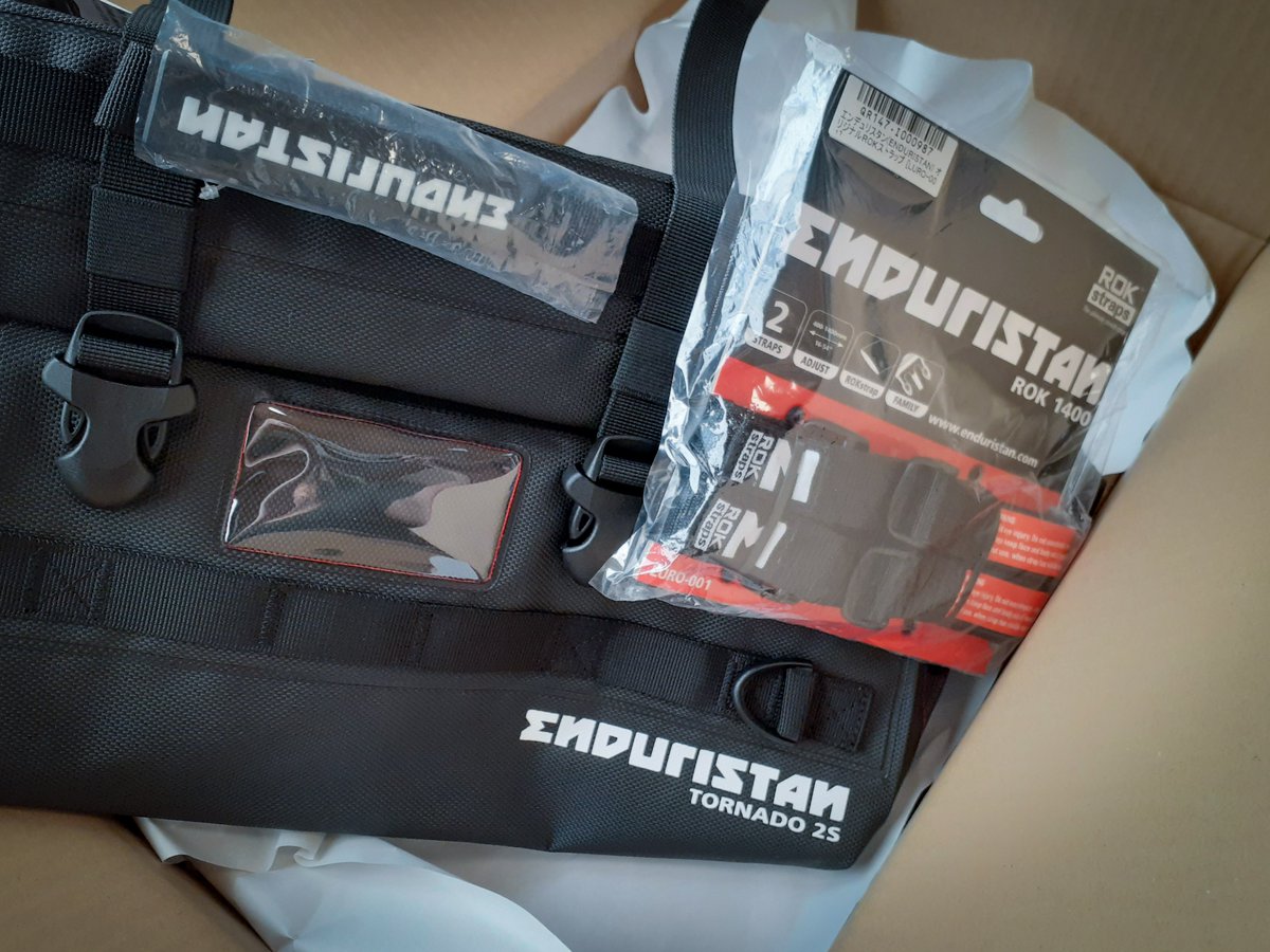 ttoorruu110066's tweet photo. ピンポーン、佐川急便でーす。
誕生日クーポンで割引出来たからTORNADO 2のSサイズ買った。
あとはROKストラップ。
今までのはスタンダードのやつだったのでエンデュリスタンオリジナルのROKストラップ。
やっぱり合わせた方がカッコいいからね。
#enduristan
#エンデュリスタン
#rokstraps https://t.co/B3tXtL6nBR