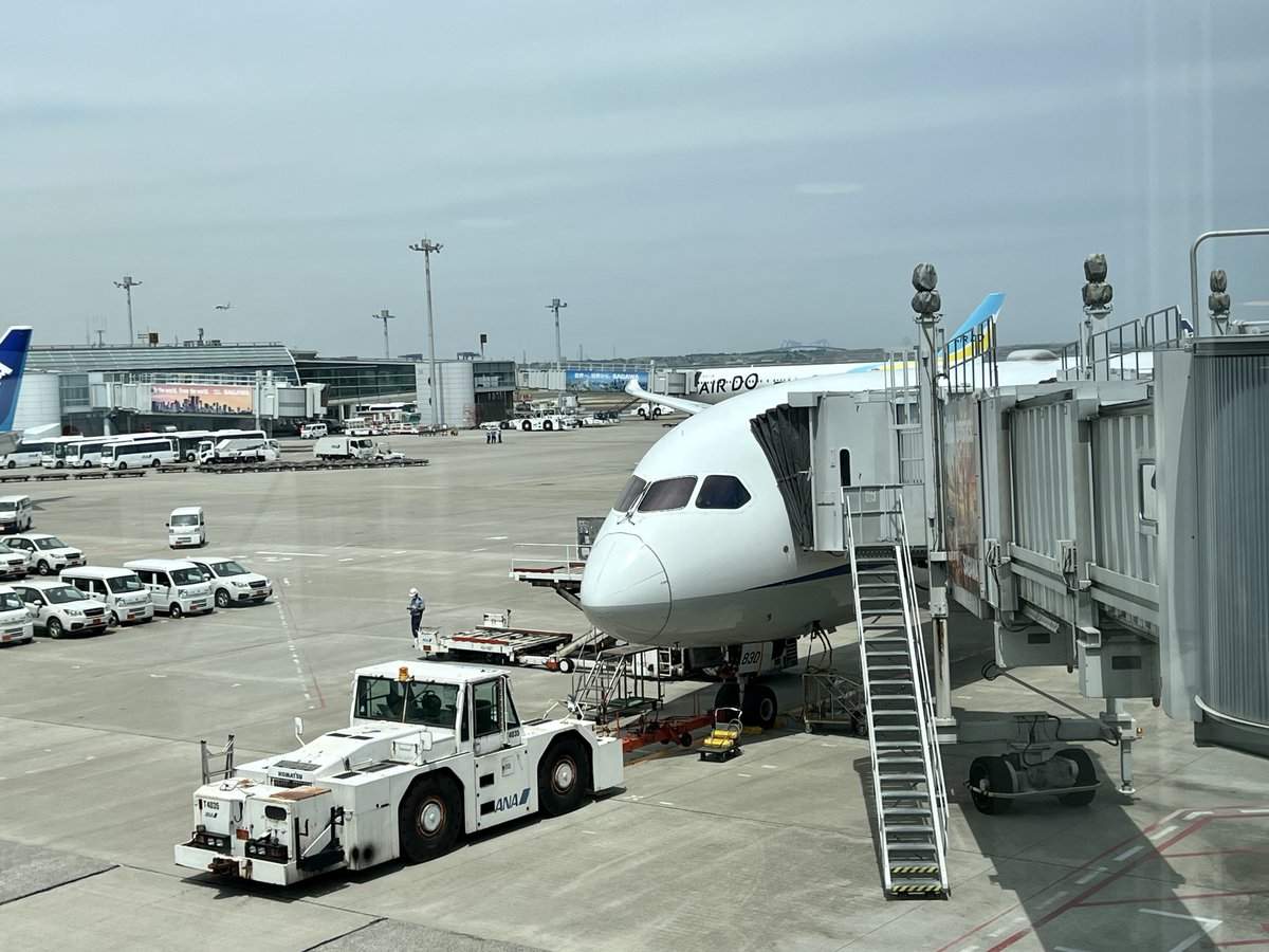 iso_pyon's tweet photo. さりげなく飛行機マニア活動w
Boeing787-9
ANAが導入した
787-9の初号機 JA830A
往路はRRエンジン
帰りはGEエンジン
NH1076の折り返しが多く羽田滞在時間長く遅れにくいのもNH253
福岡は北風に変わりvisual approach 34の可能性大になってきました
絶対左側窓側席💺
#HND #NH253
#JA830A #B787_9 https://t.co/Mns3q99OBC