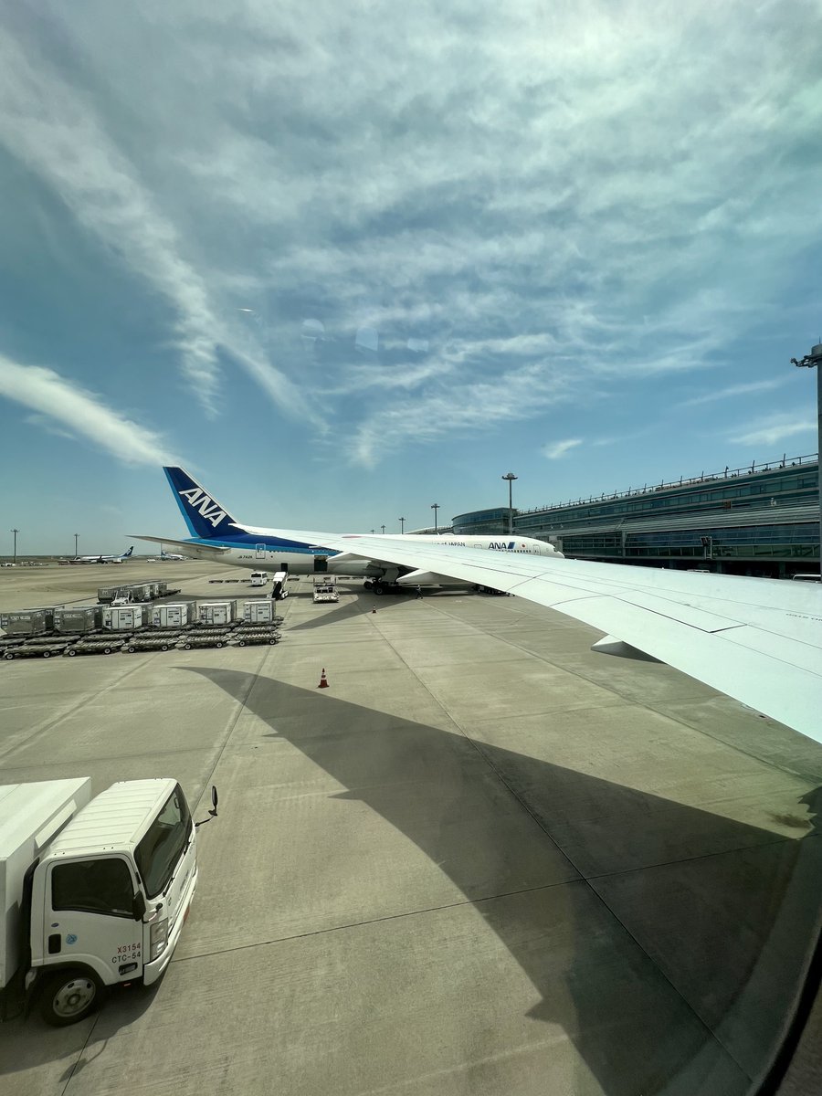 iso_pyon's tweet photo. さりげなく飛行機マニア活動w
Boeing787-9
ANAが導入した
787-9の初号機 JA830A
往路はRRエンジン
帰りはGEエンジン
NH1076の折り返しが多く羽田滞在時間長く遅れにくいのもNH253
福岡は北風に変わりvisual approach 34の可能性大になってきました
絶対左側窓側席💺
#HND #NH253
#JA830A #B787_9 https://t.co/Mns3q99OBC