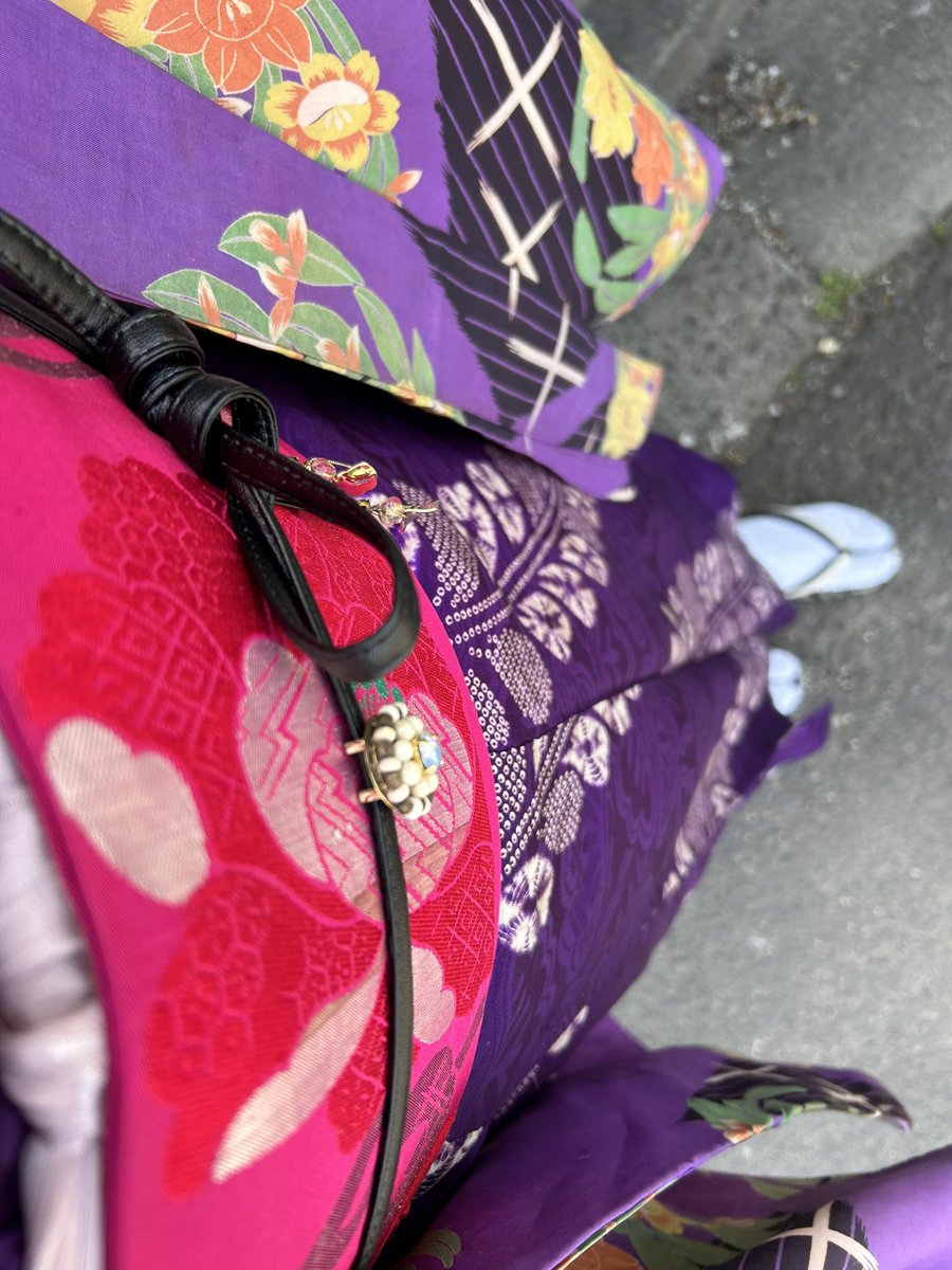 kirakira_fb's tweet photo. 無粋なので!藤を着て藤見に行った!
#今日の着物
羽織と帯 #モダン小町
帯留 #monshiro
羽織紐 #トトロ紐
バッグ #ロマンチカ商會
長着は多分シンエイさんで材料だったやつ。ガンガン着てる。 https://t.co/W7AKMpdMD3
