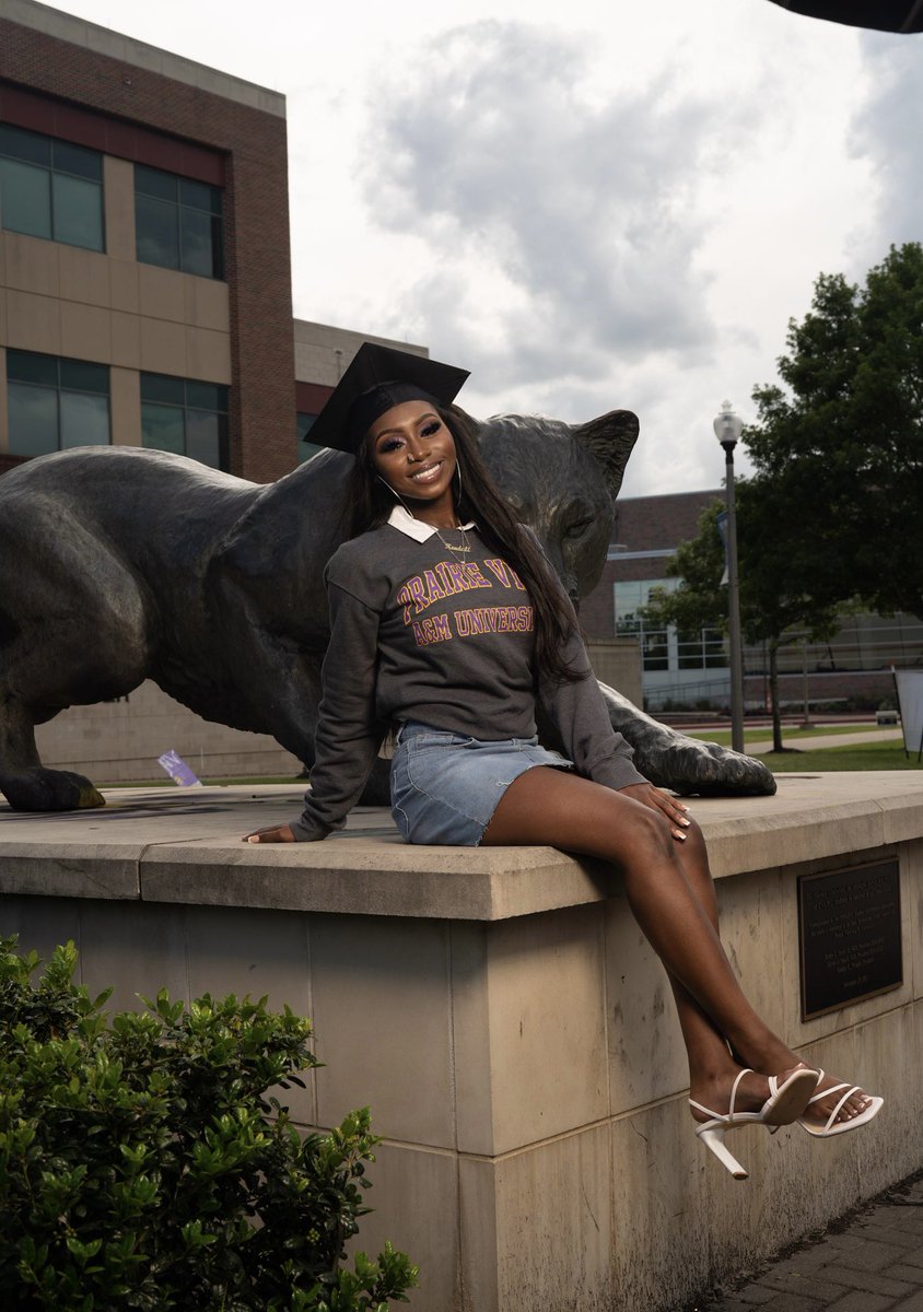 creolebae's tweet image. 11 days away from Graduating from The Prairie View A&amp;amp;M University with B.A in Communications with minor in Psychology💅🏾🍾. Accomplishing Deans &amp;amp; Honors list 2019-2023, PALS🫡 &amp;amp; CAB🤝🏾

This year was tough but I’m so grateful I made it through🫶🏾
#pvgradswag #pvgrad #pvamu #HBCUGrad