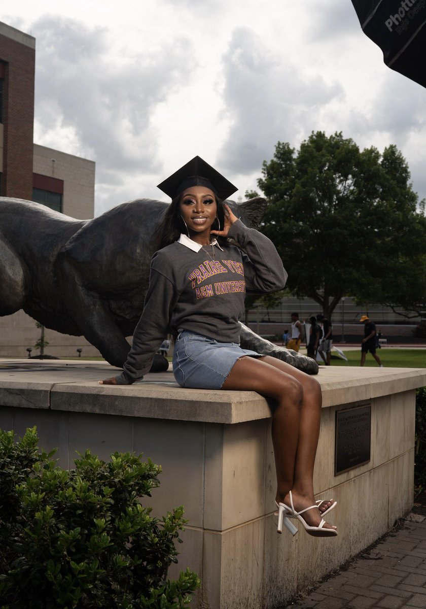 creolebae's tweet image. 11 days away from Graduating from The Prairie View A&amp;amp;M University with B.A in Communications with minor in Psychology💅🏾🍾. Accomplishing Deans &amp;amp; Honors list 2019-2023, PALS🫡 &amp;amp; CAB🤝🏾

This year was tough but I’m so grateful I made it through🫶🏾
#pvgradswag #pvgrad #pvamu #HBCUGrad