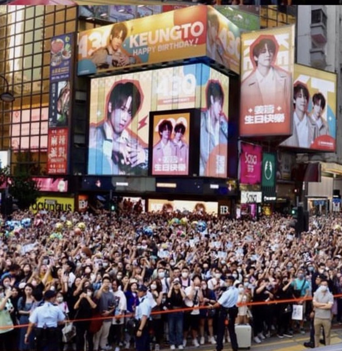 ktlo9868's tweet photo. #HappyBirthdayKeungTo430 Keung To birthday street party, We Love You Keung To https://t.co/v7K5ppLrgE