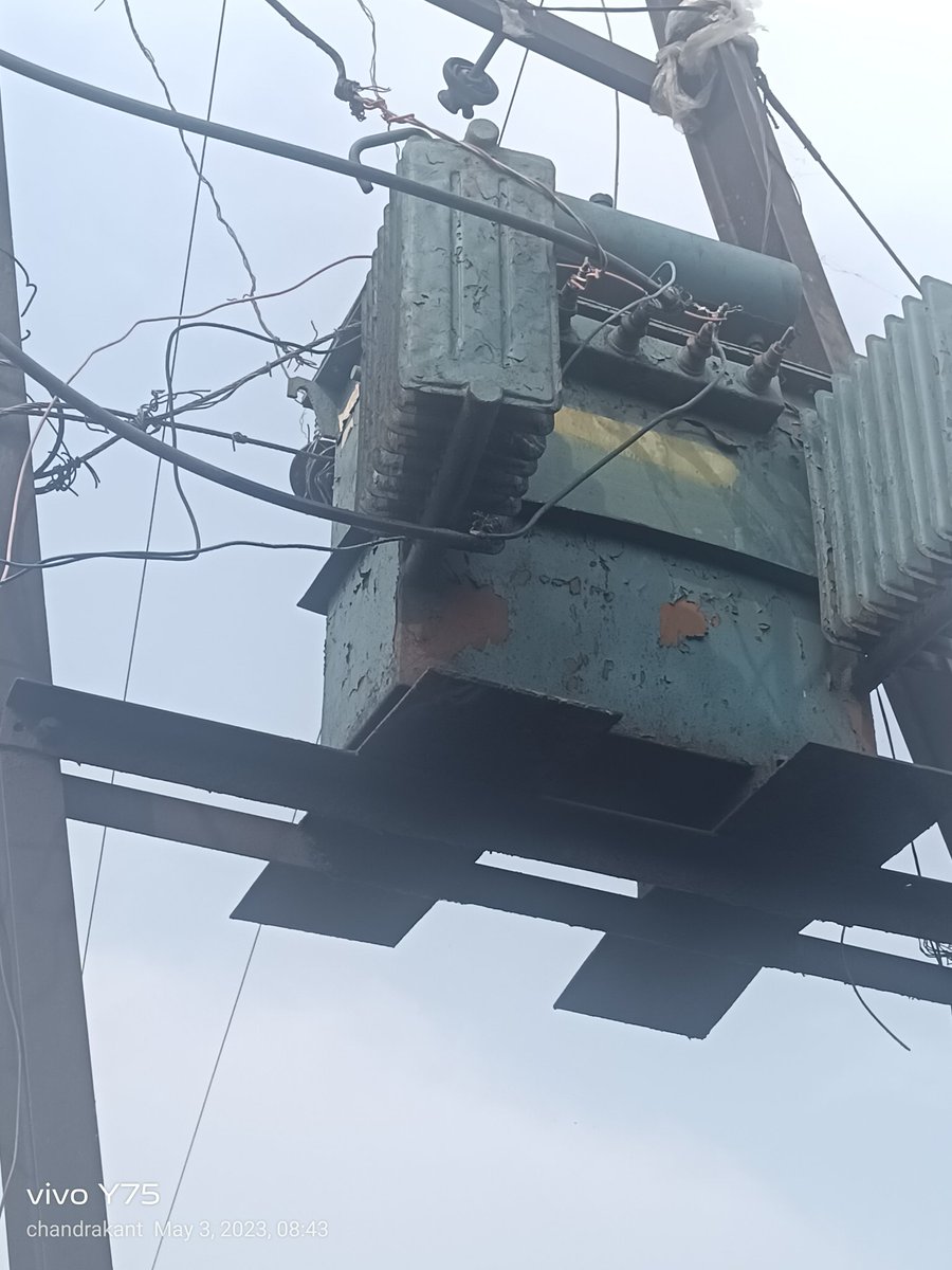 Chandra47327521's tweet photo. 100 kva ptw parjapati mohalla bharatpur
SS.  Beenupur
LT line jarjar hai
LT protection not available
Earthing not available
LT ki line Village me hokar ja rahi hai
HT fuse not proper condition
11 kv jumper wound on HT bushing
Double pole jhuka hua hai https://t.co/RA9DIWfixU