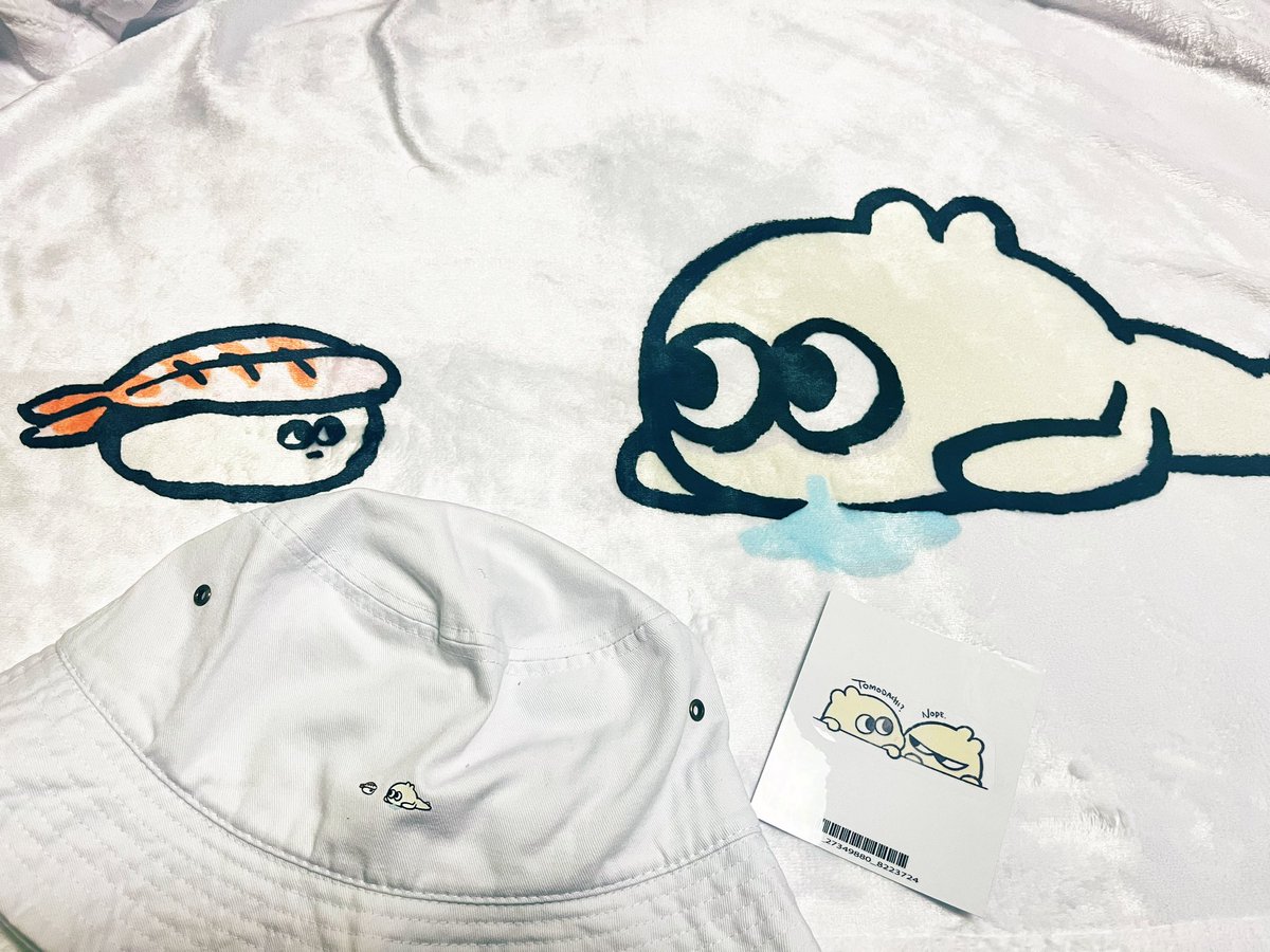 my___s_cha's tweet photo. ズミさん（@ZIII_FROM_ZUMI ）のグッズ届いたァ🥳
エビ寿司は買うしかないと決めてた🦐
ブランケットの肌触りよすぎて職場用で買ったけど仕事中寝れる😪😴💤 https://t.co/xKFrcEIH6f