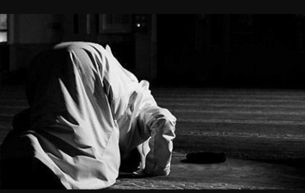 PaolaAssiya's tweet photo. Le Prophète ﷺ a dit :

« Il n’y a aucun serviteur musulman qui invoque dans le dos de son frère en son absence sans que l’ange (près de sa tête) dise :
" et à toi la même 
chose" ».

Rapporté par Mouslim dans son Sahih n°2732 https://t.co/kMp8rqkwOr