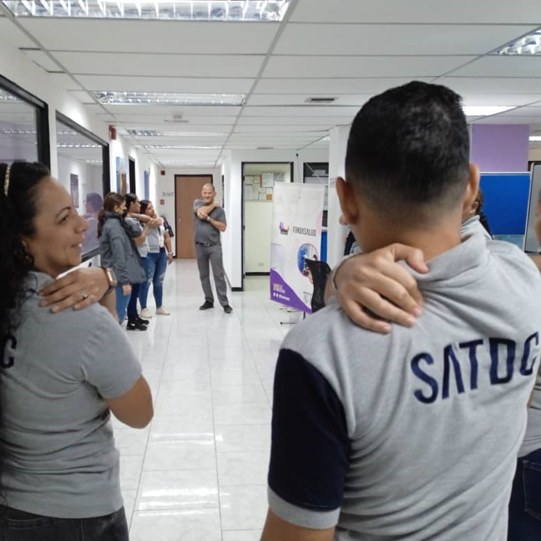 SatdcGdc's tweet photo. El equipo de @fundasaludccs realizó una Pausa Activa de Risoterapia a todo el equipo del #SATDC  para un mejor desarrollo en el entorno laboral. https://t.co/ei0g9j6CtX
