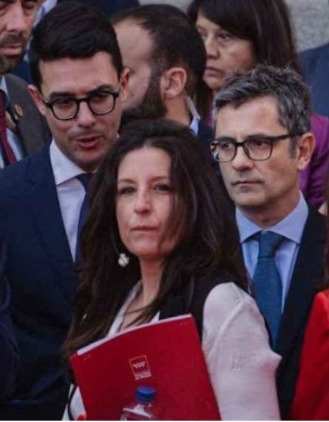 ¿Qué le parece a la izquierda el ejemplo castizo de "mujer empoderada"? 😜
Armada solo con una carpeta roja, una botella de agua y dos ovarios como la Casa de Campo, se comió al aparato goebbleliano de Moncloa. Olé, olé, y olé!!
BD.