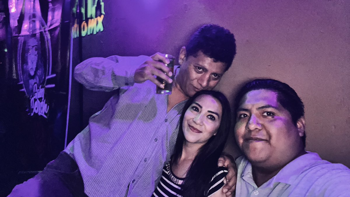 vlafgs's tweet photo. Y que tiene!!!! A empezar la semana con los buenos amigos @intercambiossw en @Cafe_centromx1 / @Cafe_centromx festejando el cumpleaños del buen amigo Manu!! 😛 https://t.co/TsKL6pHilf