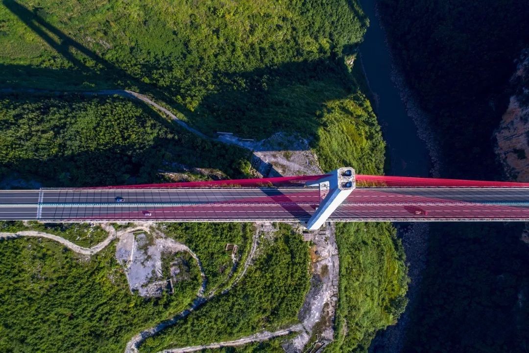 LiveinGuizhou's tweet photo. The Qianxi-Zhijin Expressway's Liuchong River #Bridge traverses the #Liuchong River, a tributary of the #Wujiang river, and spans 438 m.👏👏

📷 by Pengpai News

#Guizhou #China #onebridgeaday https://t.co/CGiDmpLAPD
