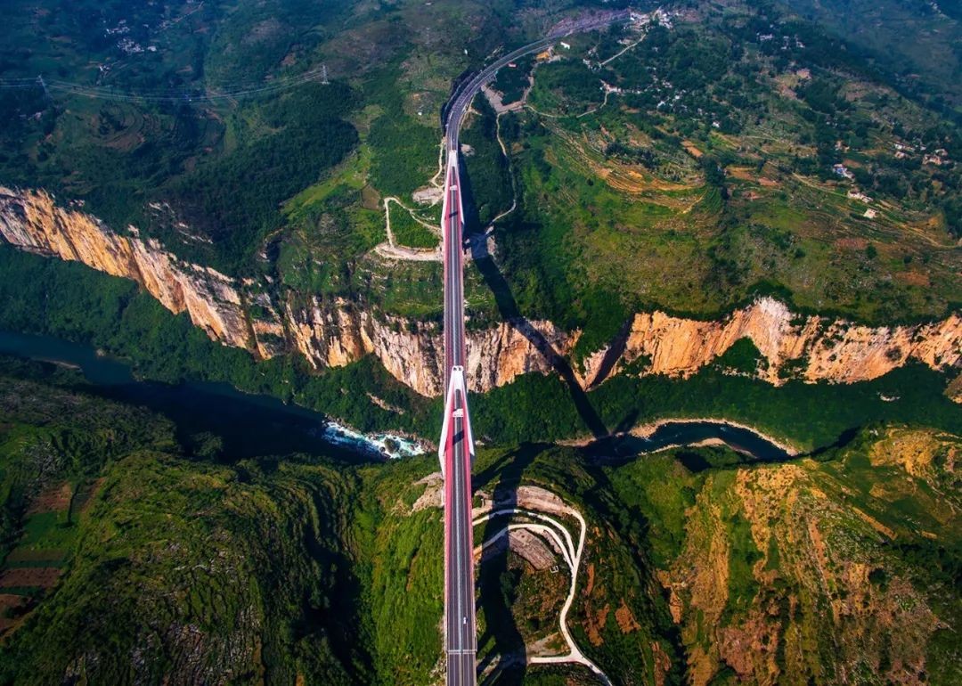 LiveinGuizhou's tweet photo. The Qianxi-Zhijin Expressway's Liuchong River #Bridge traverses the #Liuchong River, a tributary of the #Wujiang river, and spans 438 m.👏👏

📷 by Pengpai News

#Guizhou #China #onebridgeaday https://t.co/CGiDmpLAPD