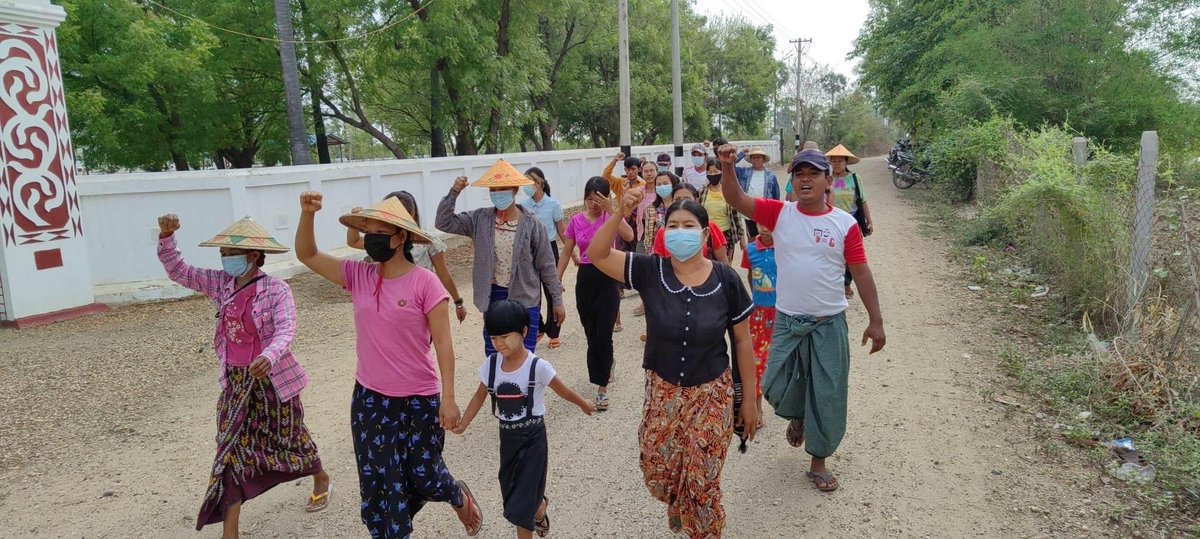 KYITHAR95368969's tweet photo. Regular joint protest led by local residents from #Yinmarbin &amp; #Salingyi Twps, #Sagaing Region, staged a marching strike of 781-day to drive out the #MilitaryDictatorship on May3.

#2023May3Coup  
#LegalizationOfNUG 
#WhatsHappeningInMyanmar https://t.co/I6c5UNGQT0