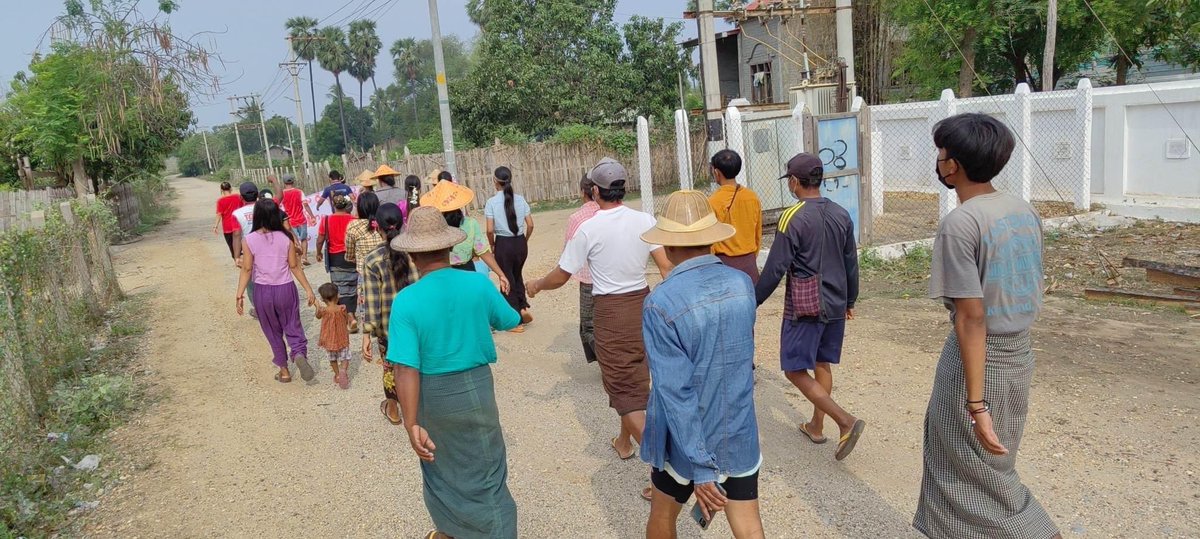 KYITHAR95368969's tweet photo. Regular joint protest led by local residents from #Yinmarbin &amp; #Salingyi Twps, #Sagaing Region, staged a marching strike of 781-day to drive out the #MilitaryDictatorship on May3.

#2023May3Coup  
#LegalizationOfNUG 
#WhatsHappeningInMyanmar https://t.co/I6c5UNGQT0