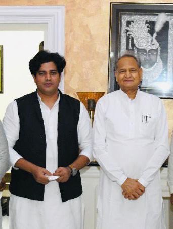 ShayarImran's tweet photo. राजस्थान के लोकप्रिय मुख्यमंत्री श्री अशोक गहलोत जी को जन्मदिन की दिली मुबारकबाद।
ख़ुदा आपकी उम्र दराज़ करे।
@ashokgehlot51 https://t.co/H0Puqc8gzJ