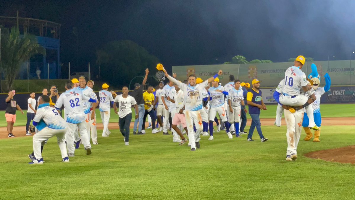 BitacoraPma's tweet photo. Final | #BéisbolMayor | #LSvsCO Los Santos (𝟭) 3-7 (𝟰) Colón: ¡"Beep-Beep" los colonenses logran su novena corona en el Béisbol Mayor!
Enoc Watts de 5-3, 2CA, 1CE; Isaías Velásquez de 3-2, 2CA, 2CE.
Luis Ramos: 8.0EL, 4HP, 2CR, 2CL, 4BB, 6K
LG: Luis Ramos - LP: Manuel Campos https://t.co/E2fEL0uqi4
