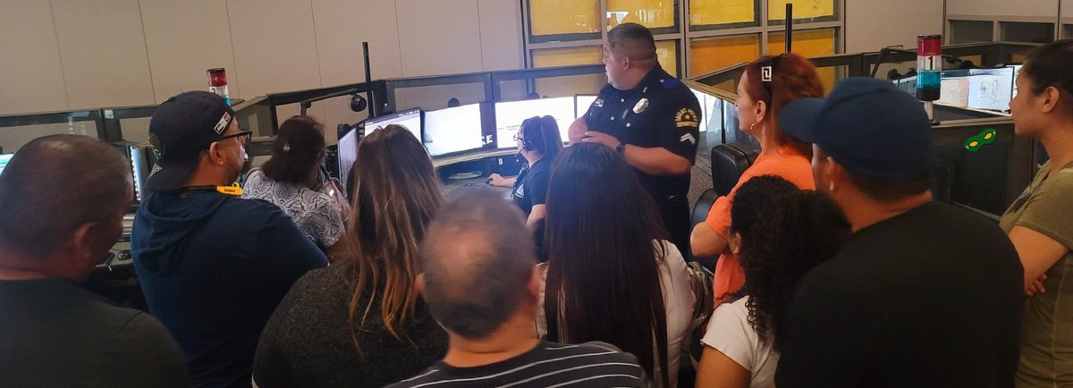 DPDUnidos's tweet photo. Dallas Police Telecommunications is educating our Spanish Citizen's Police Academy Class. Thank you 911 for keeping us safe! #ThinGoldLine #CallTaker #Dispatcher #Expediter #ServiceDesk #DallasPDUnidos #DallasCitizensPoliceAcademy https://t.co/mxBo6ZSyKi
