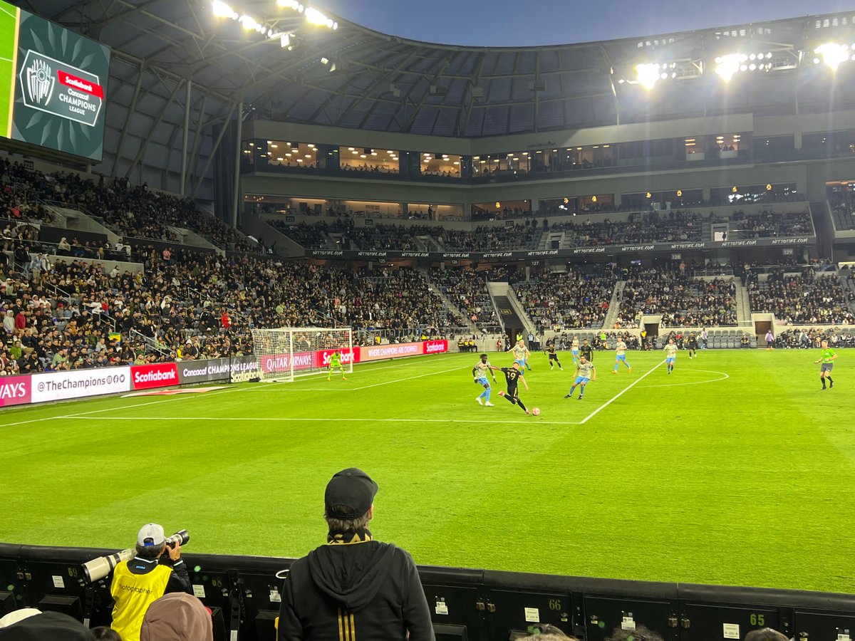 Beautiful night for an <a href="/LAFC/">LAFC</a> win 🖤💛

On to the finals! <a href="/TheChampions/">Concacaf Champions Cup</a>