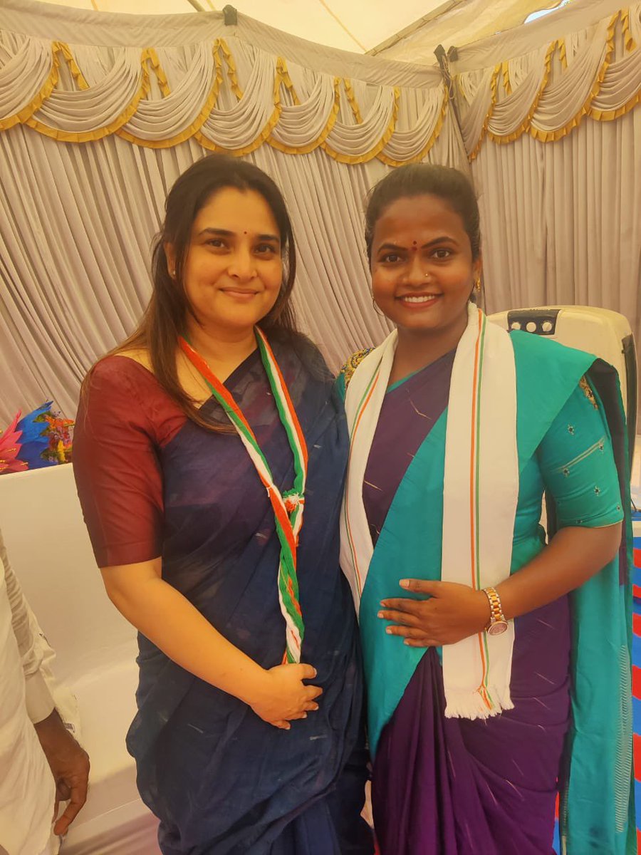 divyarkraj's tweet photo. ಚಂದನವನದ ಮೋಹಕ ತಾರೆ

ದಿವ್ಯ-ಸ್ಪಂದನ @divyaspandana #rkdivya https://t.co/Bm9UylC6Ih