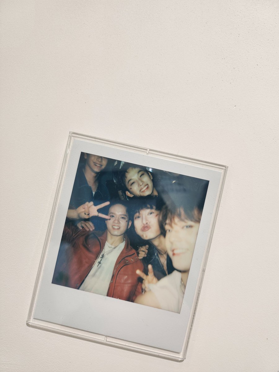 th__ni's tweet photo. 애들 이쁜거보세요ㅠㅠ  뮤비에나온 폴라 팝업에 다이씀ㅠㅠㅠ https://t.co/HkXsptVfgf