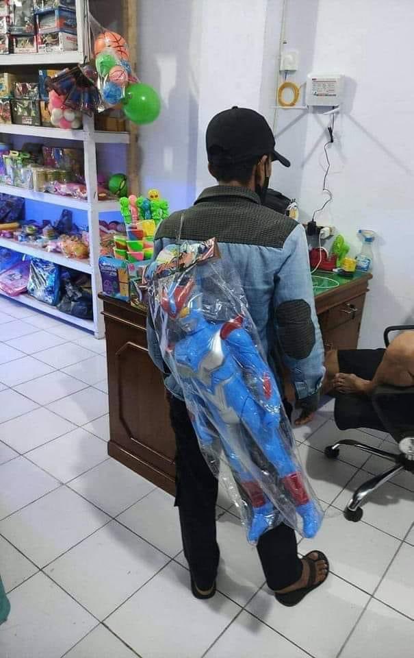 sosmedkeras's tweet photo. Pasti anak nya senang pas bapaknya pulang bawa mainan ☺ https://t.co/SVWDGmcDrK