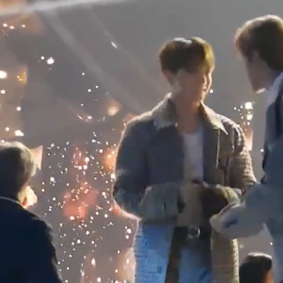 สิ่งนี้น่ารักมากกกทุกคน ขอมาเล่าอะไรน่ารักๆหน่อยตอนงานMMA2018 คุณฮยอนแจthe boyz กับน้องจองกุกมีมม.น่ารักๆด้วยคุณฮยอนแจแอบมองน้องบ่อยมาก☺️ น้องจองกุกถอดถุงมือวางไว้แล้วลืมก็เก็บเอามาให้ด้วย น่ารักมากเกิดปีเดียวกันเดือนเดียวกันด้วยนะ เดี๋ยวแปะคลิปในมชไว้ให้ดู