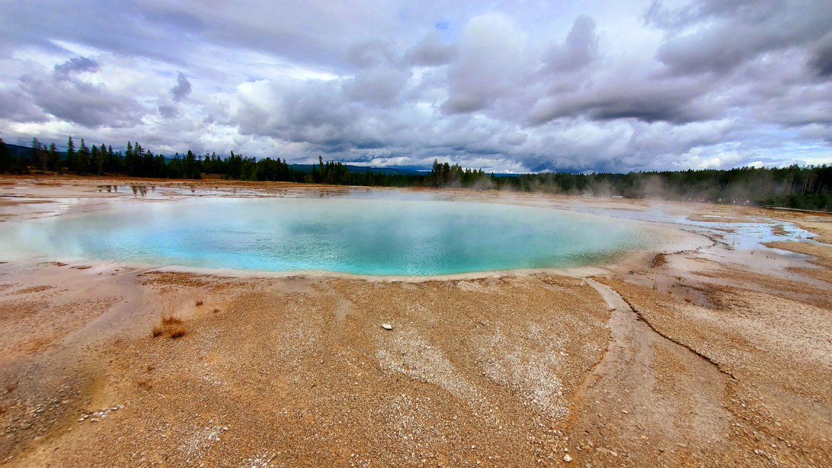 Grand Prismatic Springs loop in Yellowstone National Park. For accessibility details check out our YouTube video, youtu.be/XUJXPky3XY4 #travelwithlimitedmobility #yellowstone #yellowstonenationalpark #grandprismaticspring