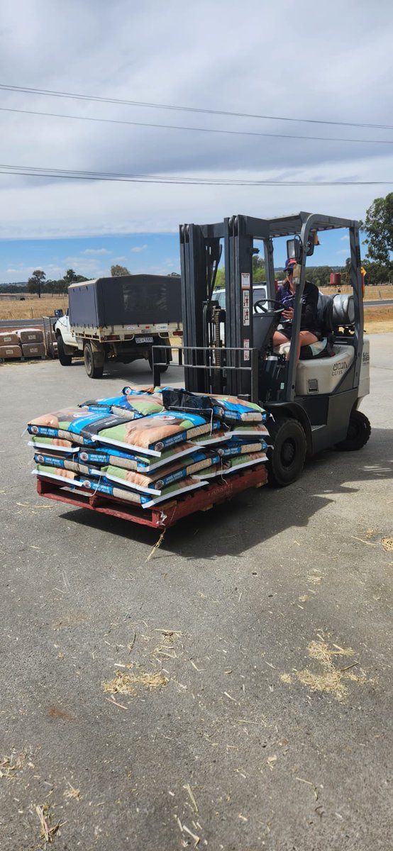 ThompsonRedwood's tweet photo. Just another order heading out for a Horse Grower Weaner customer! #horsefeed #horsestud #younghorses #broodmares https://t.co/J56hHaESYI