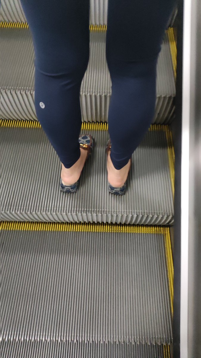 香香的脚泥 on Twitter: 熟妇的骚脚，走路的时候脚后跟抬起来太骚了，真想把基霸放在鞋上让她踩 熟妇 骚货 恋足 足交