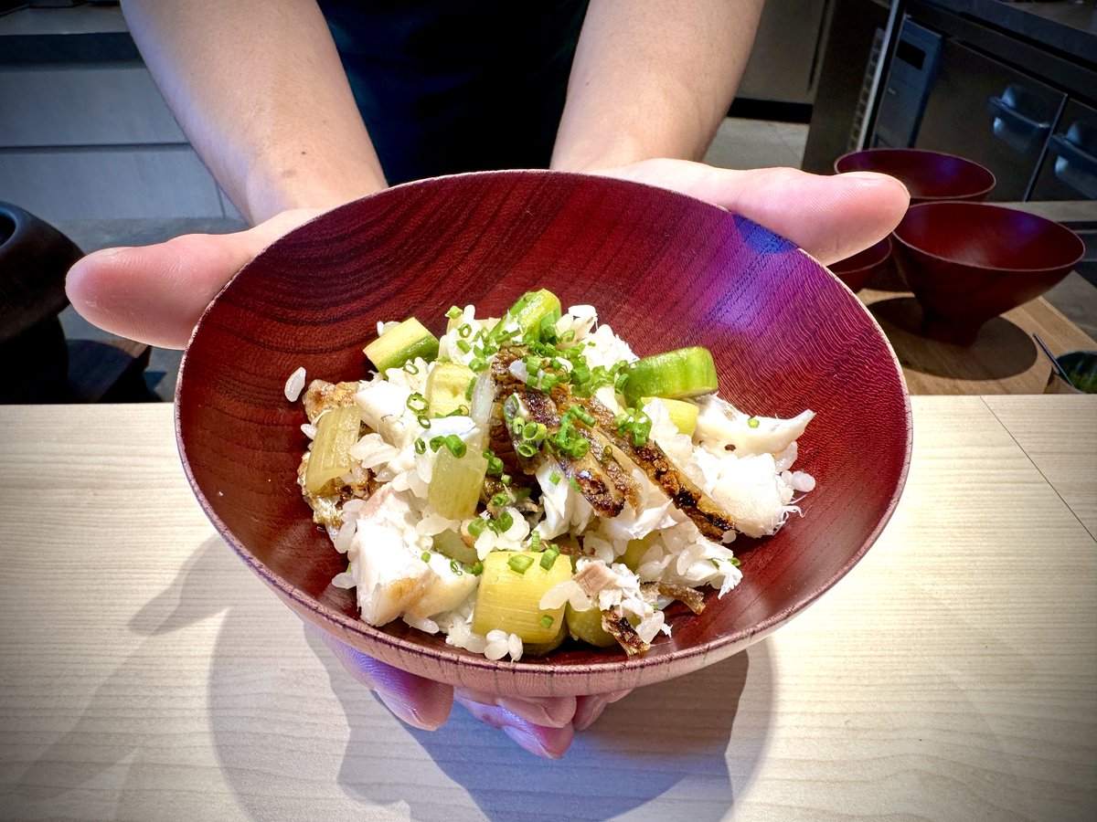 Umitron_EN's tweet photo. 🌊🐟Our sustainably farmed Japanese seabream using AI is making waves in Singapore with Chef Shusuke Kubota from Omakase@Stevens. Served as a rice and chazuke course, it's only available as an add-on until June 15 or until it runs out. Don't miss out on this chance to try it!🌊🐟 https://t.co/gK39QSfssx