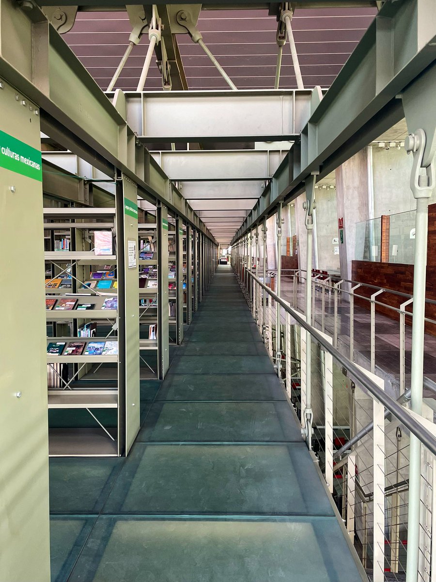 ussssssshi's tweet photo. 学生時代、図書館課題でお目にかかったヴァスコンセロス図書館。
アルベルト・カラチによる近未来的図書空間。
平日の朝はゆっくりとした時間が流れていた。
こんな空間で読書や勉強ができたらと思うと。。。
#BibliotecaVasconcelos
#Mexico https://t.co/5NaHY2IYqr