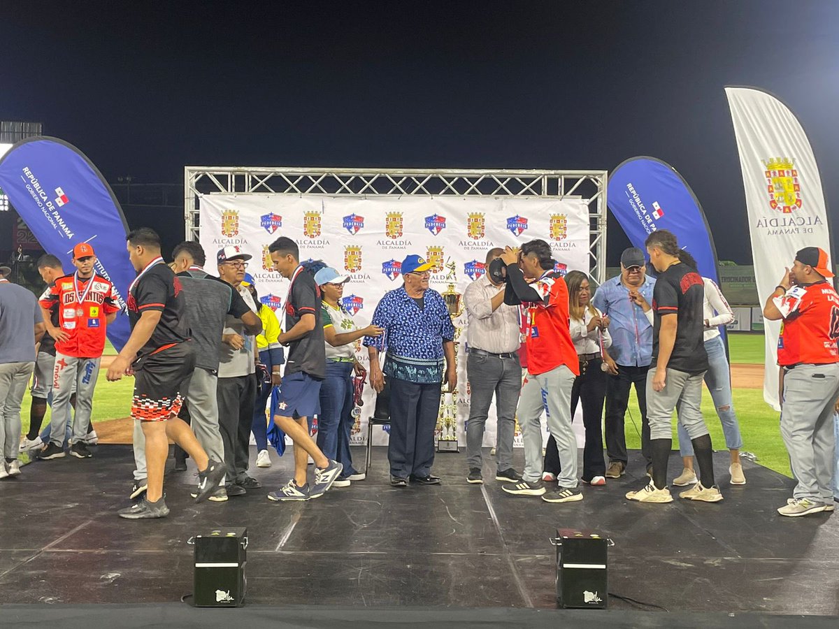 BitacoraPma's tweet photo. #BéisbolMayor | #LSvsCO Los Santos procede a recibir sus medallas de subcampeones, asimilando el dolor de la derrota, tras una gran campaña. https://t.co/Cy72QBzlm1