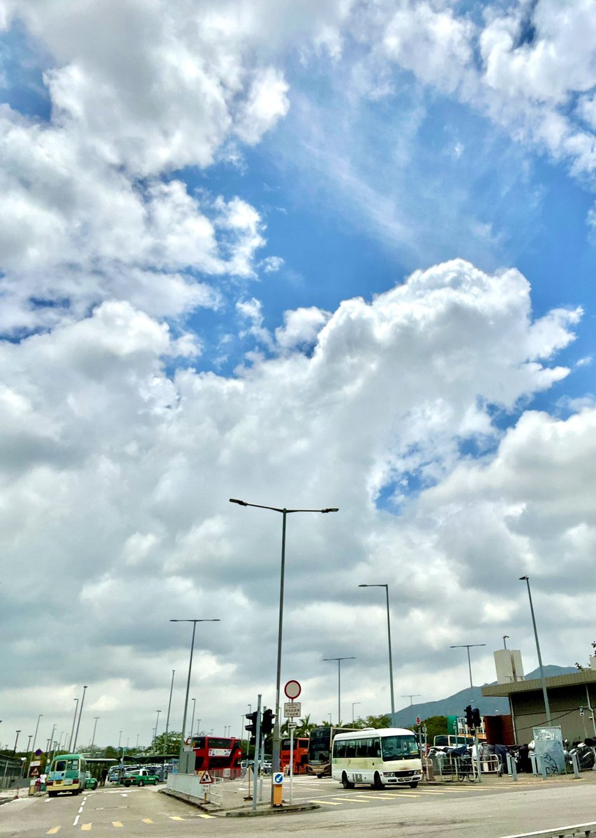 _whymeow_'s tweet photo. #写真好きな人と繋がりたい
#ファインダー越しの私の世界
#風景 #散歩写真 
#空 #日光 #空が好き
#街並み #香港 #SKY #HongKong https://t.co/rnuj2fAYBX
