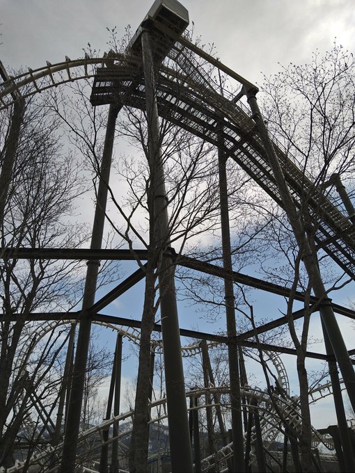 遊園地来たけど、凄い混んでるのねん、まだ乗ってないw 胃の中の物が少し消化したらどっか乗ってみるかな…日帰りの人が帰る時間になったら空くだろう知らんけど