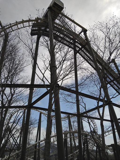 遊園地来たけど、凄い混んでるのねん、まだ乗ってないw 胃の中の物が少し消化したらどっか乗ってみるかな…日帰りの人が帰る時間になったら空くだろう知らんけど