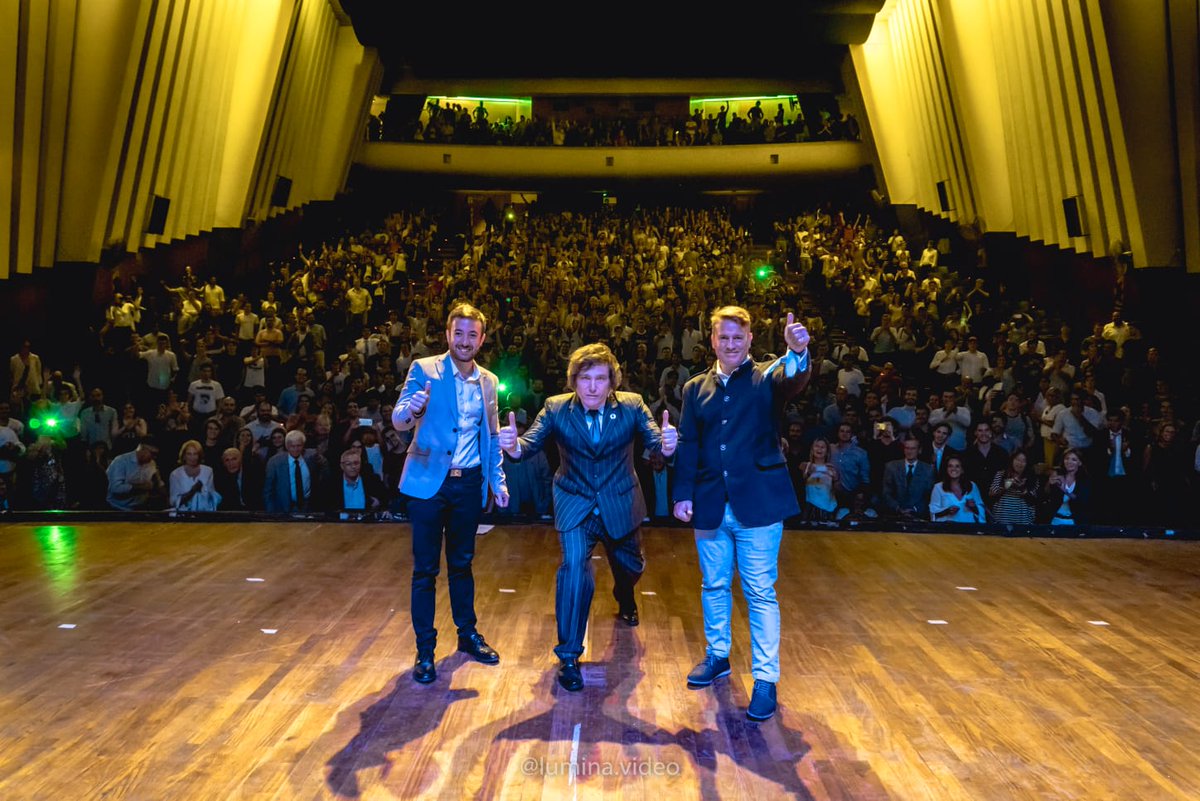 En 2019 invitamos a <a href="/AgustinLaje/">Agustín Laje</a> y <a href="/JMilei/">Javier Milei</a> (y al gran <a href="/NickyMarquez1/">Nicolás Márquez</a>) a compartir escenario x 1ra vez, en un evento sin precedentes para la derecha Argentin. Ahí empezó algo muy grande. Hoy <a href="/vivicanosaok/">Viviana Canosa</a> los sentó juntos por primera vez en TV. Pequeños pasos que marcan un camino.