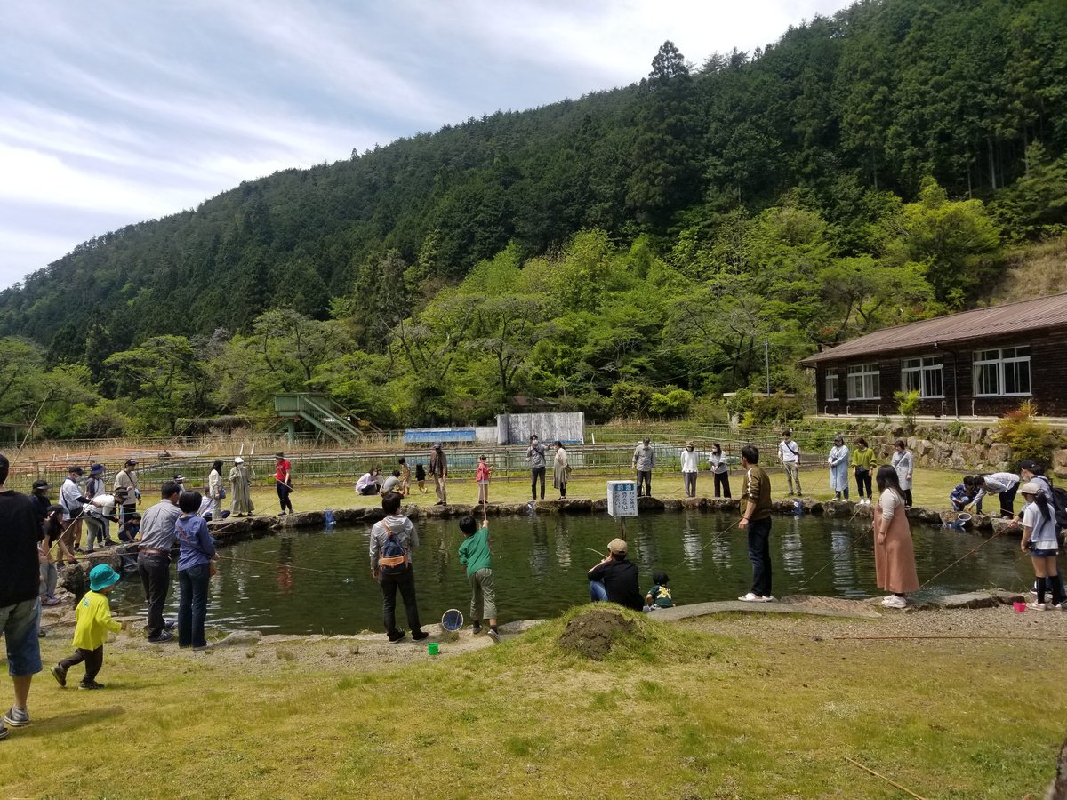DSO_DOG's tweet photo. 新型が流行する前は頻繁に訪れてた行き付けの釣り掘り
今年のGWは混雑😅竿出すの苦労した。1/4の人がフルキャストするからかなり危なかった。
軽いお祭りもちらほら発生してた。
今回は控えめで17匹で竿を収めた https://t.co/eV1wocQMdh