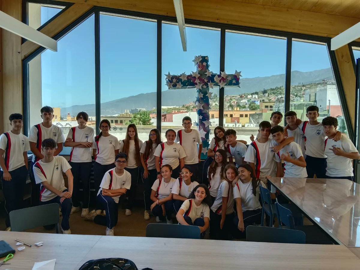 RealejosNazaret's tweet photo. Trabajo cooperativo de los alumnos de #EducaciónSecundaria para elaborar su cruz de mayo bajo el lema que nos mueve este año #LookUp ¡Tradiciones que se convierten en proyectos maravillosos!
.
#SentimosMayo #LosRealejos #ColeInnovadores @Los_Realejos https://t.co/VpCWQAnsnB