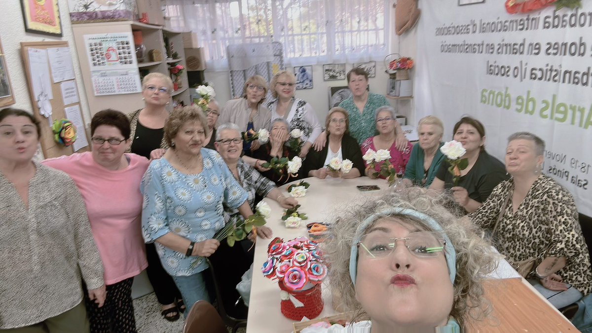 IMarcuello's tweet photo. #adrianas #donesdebarri #barridedones #orgulldedones 
#barrilamina #stjordi https://t.co/xRYvCVafe6