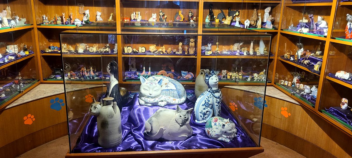 Hobletsonthego's tweet image. We thought we&apos;d check out the Cat Museum in Kuching, Malaysia. Somewhat quirky and home spun, with some sketchy taxidermy. Love it! #sarawak #kuching #catmuseum  #malaysia