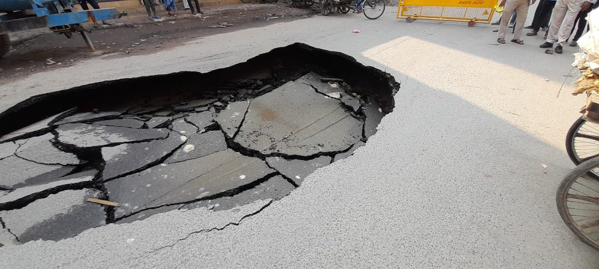 NBTDilli's tweet photo. #Delhi: दिल्ली के पटपड़गंज इलाके में एक सड़क धंस गई है। ये सड़क गीता कॉलोनी और निर्माण विहार को जोड़ती है। सड़क धंसने से ट्रैफिक प्रभावित हो सकता है। https://t.co/21wM5S6w0O