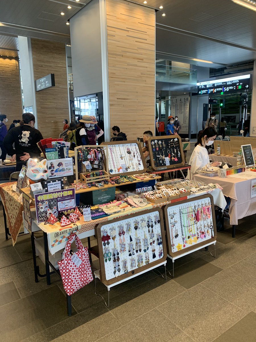bbhmau's tweet image. 富山駅ー。全然来ないから普段がどうなのかわからないけど今日はそこそこ賑わっているのかな。お酒のイベントもやってます。チューリップかわいい❤️
#富山駅イベント #usedstore #富山ハンドメイド #ギターピックアクセサリー #なごみ家和幸 #周年マルシェ #マルシェ #富山駅 #とやま駅ナカ酒BAR