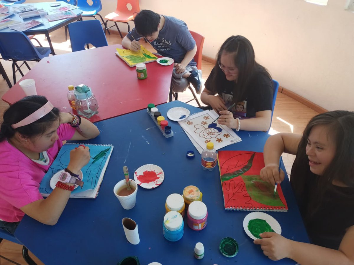 DownHgo's tweet photo. Inscríbete a clases de pintura y disfruta como ellos. 
#clases #sindromededown #pintura 7711279213 https://t.co/YRIsOzXjpQ