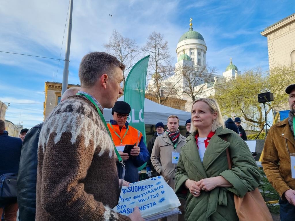 JussiMart's tweet photo. Ollaan @MTKry porukalla Säätytalolla tänään. Pj. @MarttilaJuha'n johdolla tavataan neuvottelijoita.
Kiitos @ir_rkp ka @SariEssayah, kun ehditte heti aamusta tapaamaan! Viisautta neuvotteluihin!
@persut @KDpuolue https://t.co/YhUDGqKEym